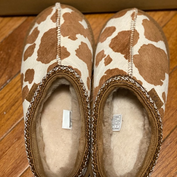 ❌SOLD❌UGG TASMAN COW PRINT SLIPPERS
Size Women 8 - Picture 4 of 7